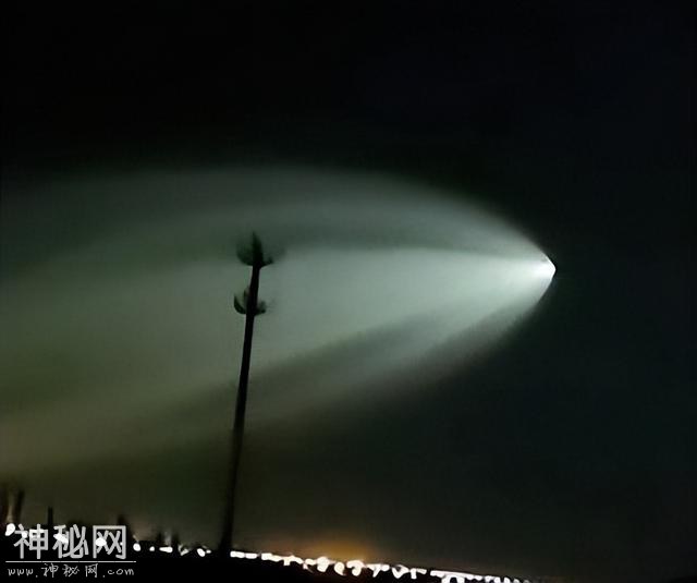 新疆多地拍到空中巨大发光不明飞行物，网友：外星人开远光灯了？-1.jpg